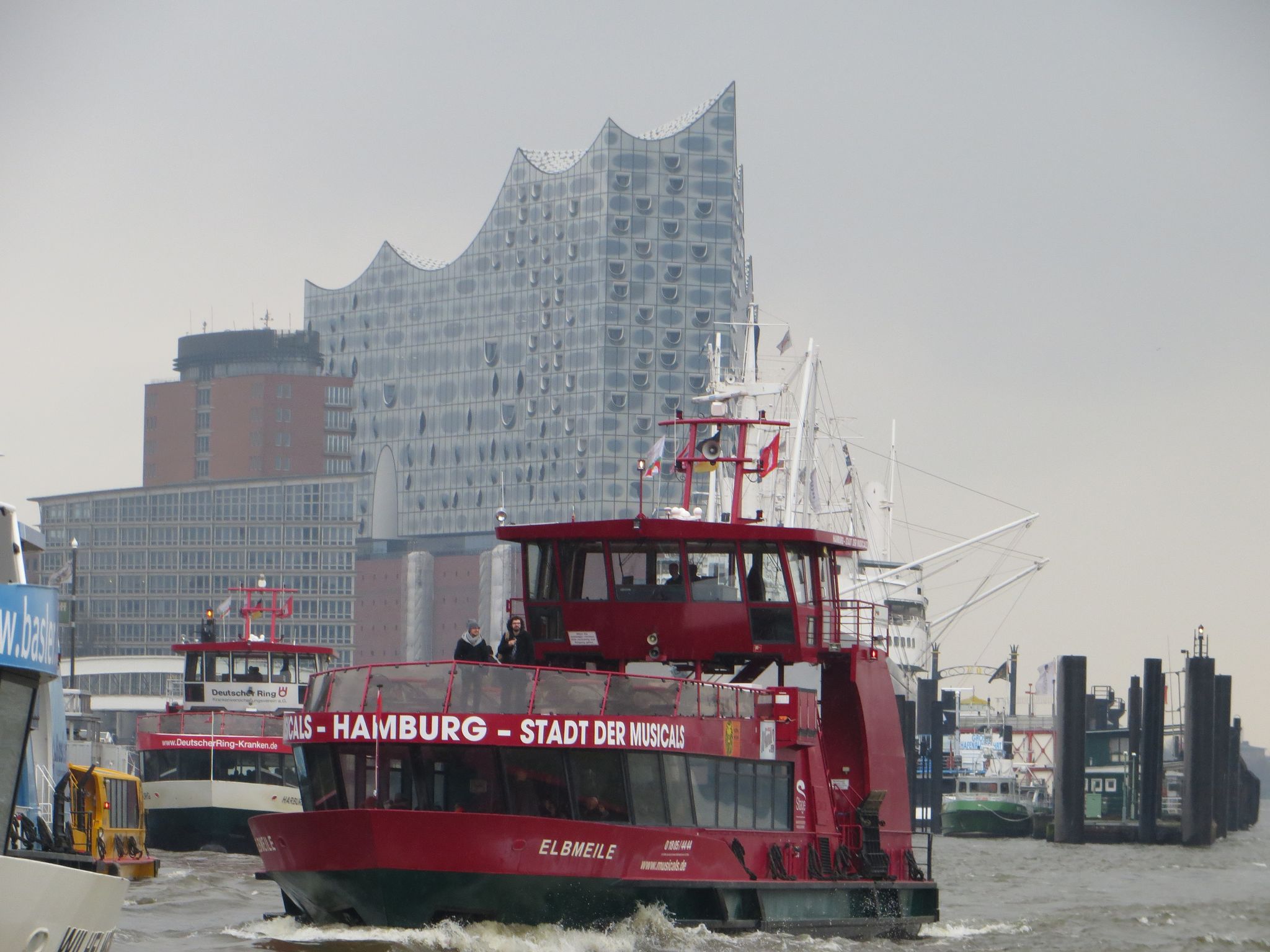Hamburger Hafen mit Elbphilharmonie